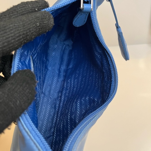 🎀 Prada
Re-Edition 2000 mini bag - Picture 12 of 17